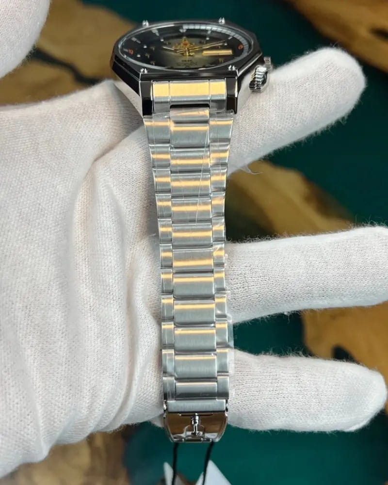Orient RA-AA0B01G мужские часы застежка крупным планом